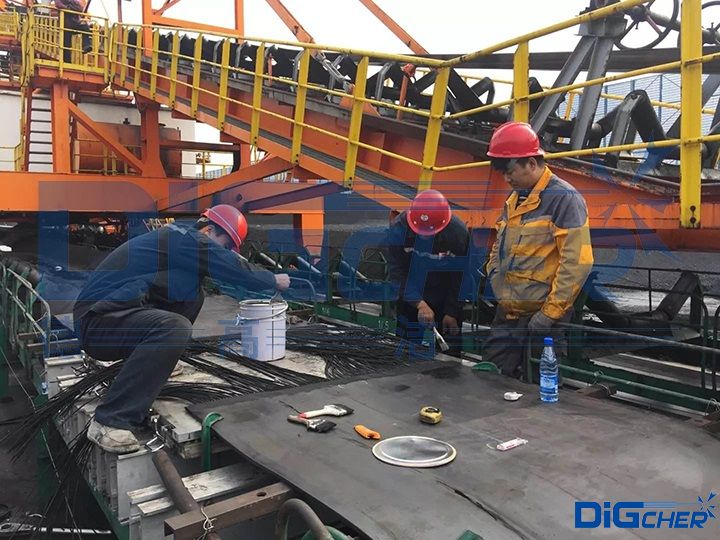 人工修復(fù)輸煤皮帶