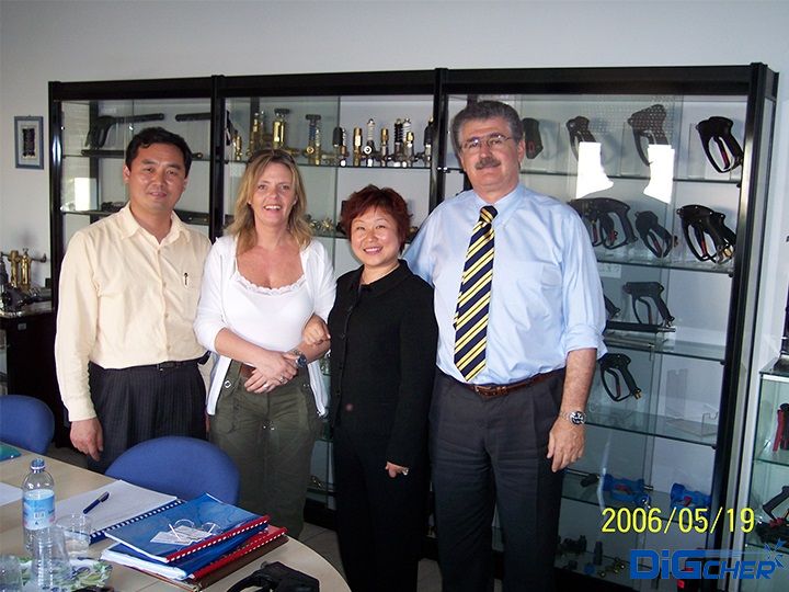 李總攜夫人在意大利考察供應(yīng)商二