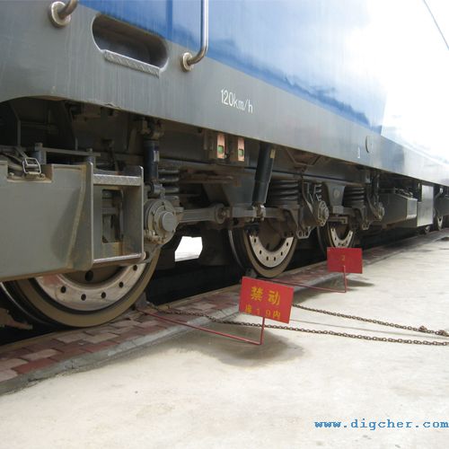 大功率牽引機(jī)車(chē)底盤(pán)清潔系統(tǒng) 02(e).jpg